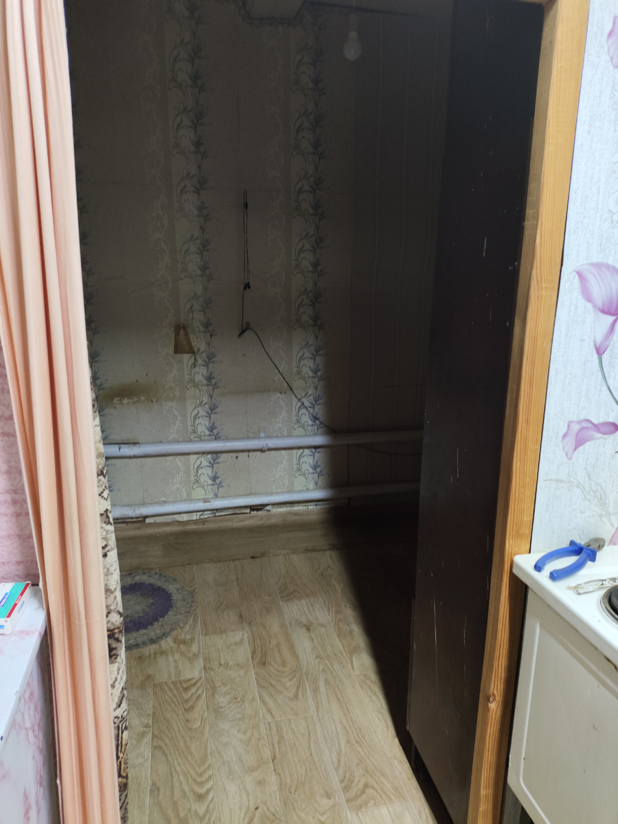 ЗдесЬ у батареи стоял старый проваренный железом по кругу диван...