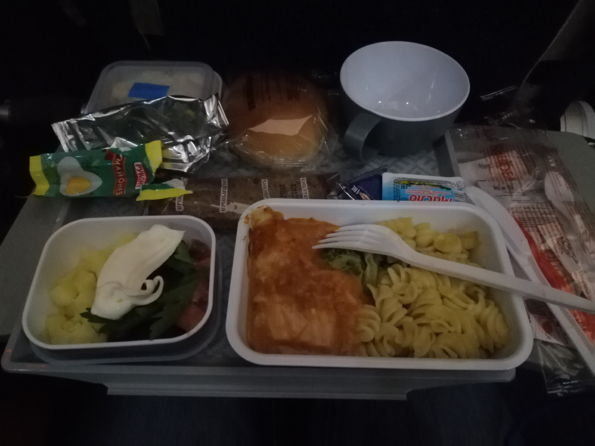 Ужин: салат и курица с макаронами