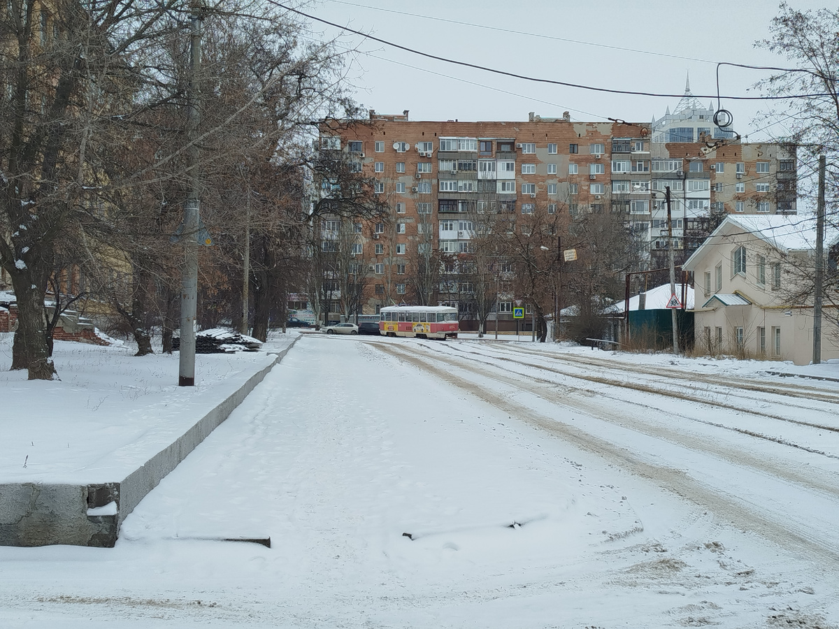 Улица Травмвайная. Трамвайчик выехал из депо на смену.