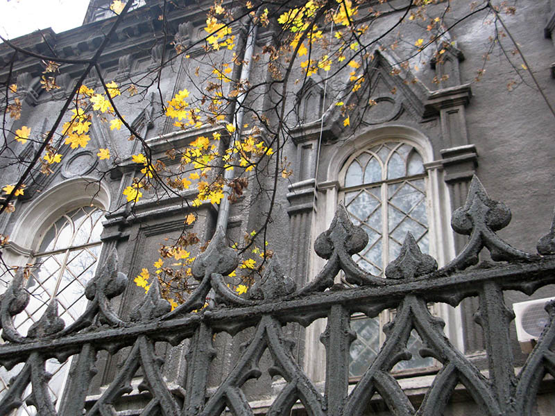 Архив располагался в старой синагоге, отчаянно требовавшей ремонта, с трещинами с кулак