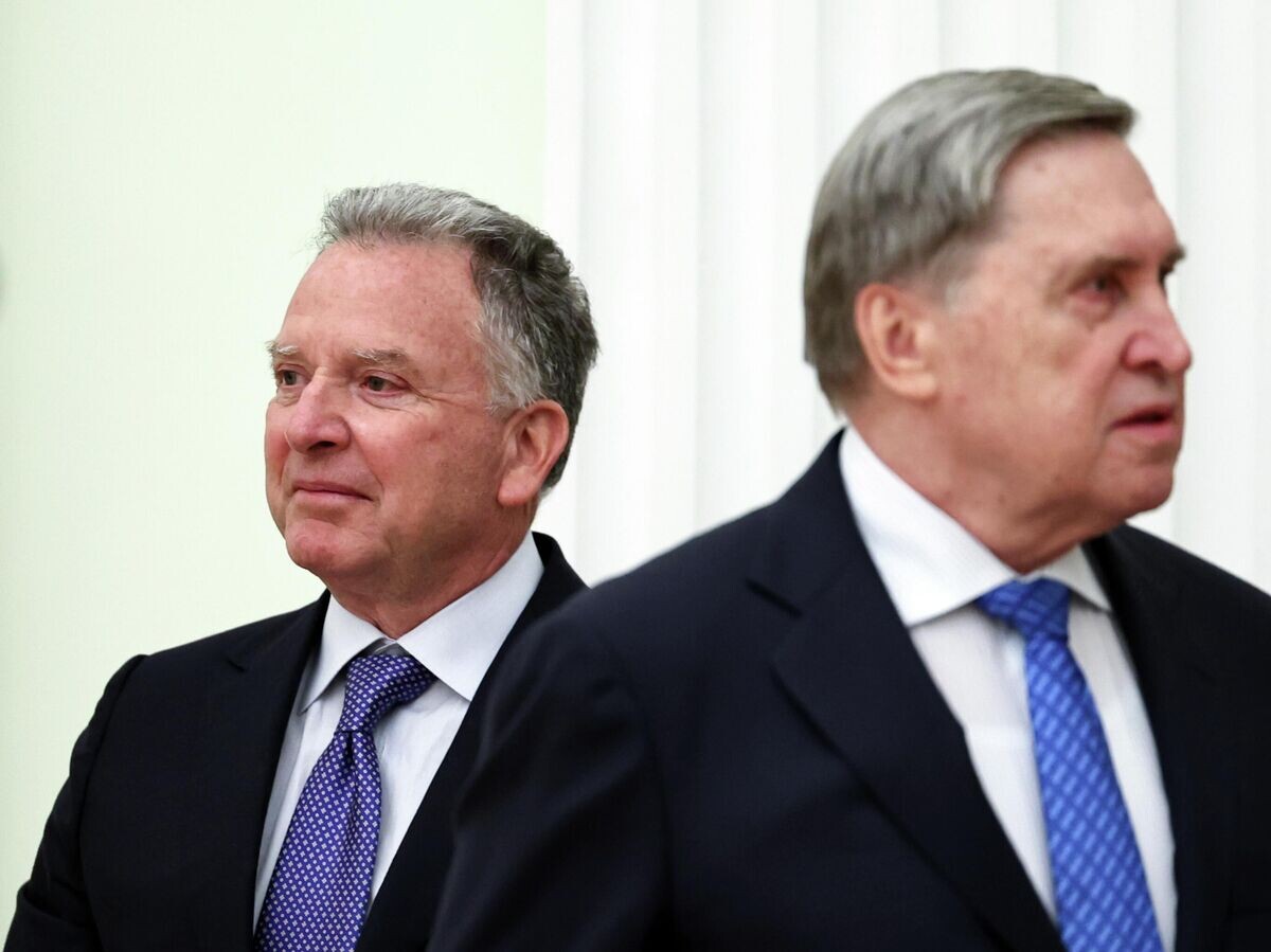    Специальный посланник президента США Стивен Уиткофф и помощник президента РФ Юрий Ушаков перед началом встречи с президентом РФ Владимиром Путиным в Москве | © РИА Новости / POOL