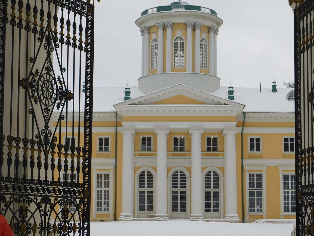 Ворота во двор Большого дворца открыты. Фото автора.