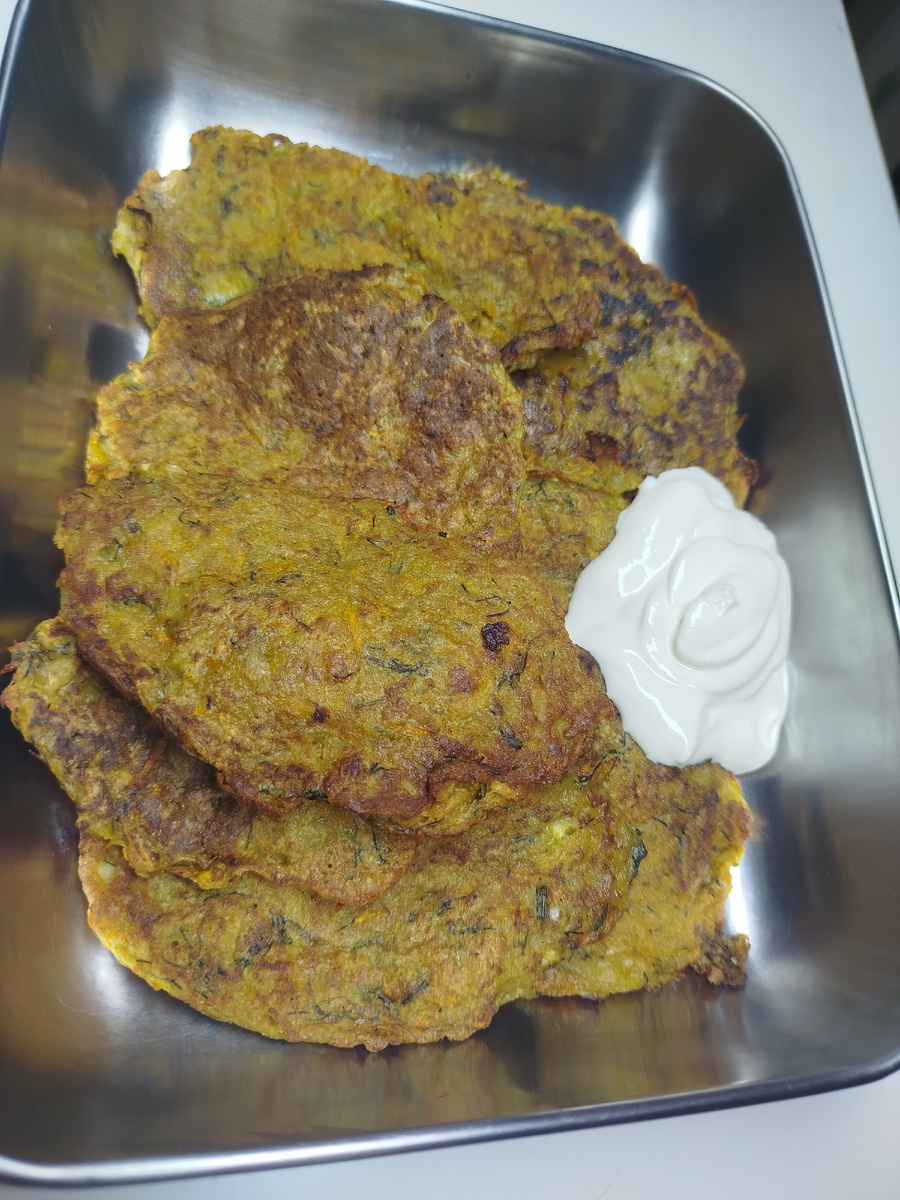 Картошка 1.300 кг.
Яйца 2 крупных или 3 мелких.
Мука 4 столовые ложки с горкой
Лук 1 шт.
Чеснок 6 зубчиков 
Сода 0.5 ч.л.
Соль 1 чайная ложка
Перец молотый 0.5 ч.л.
Молоко 50 мл.
Морковь  средняя 1 шт.
1 столовая ложка укропа
Все овощи натереть на мелкой тёрке.
Жарить на растительном масле.