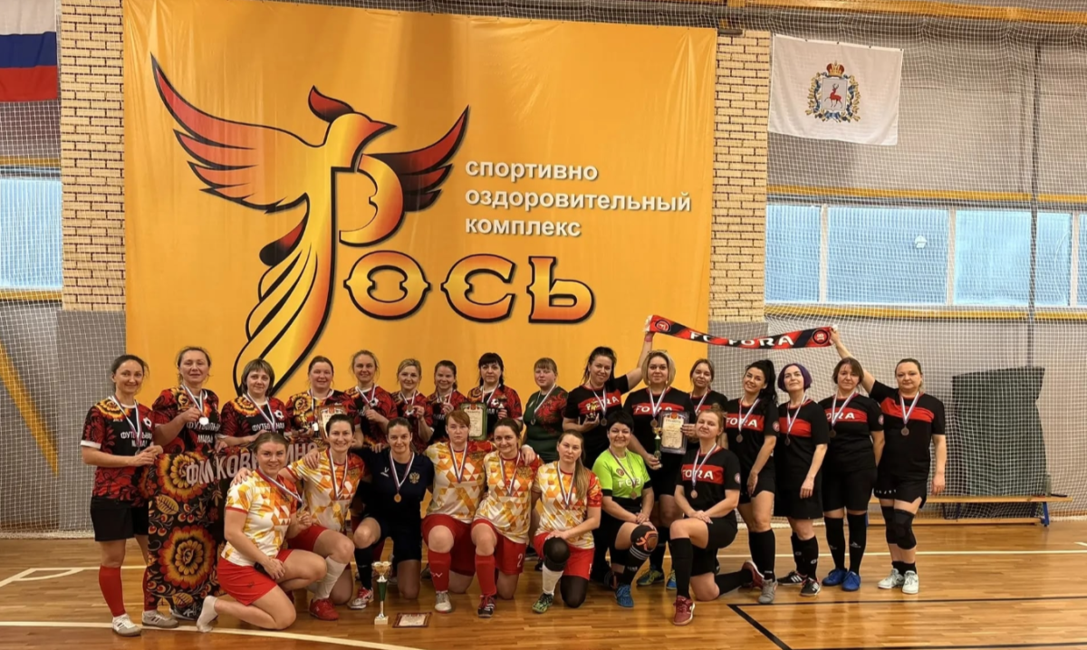    Футбольные мамы с Бора (на переднем плане) завоевали главный трофей