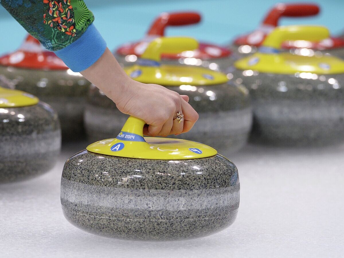    Волонтер расставляет камни для керлинга | © РИА Новости / Алексей Филиппов