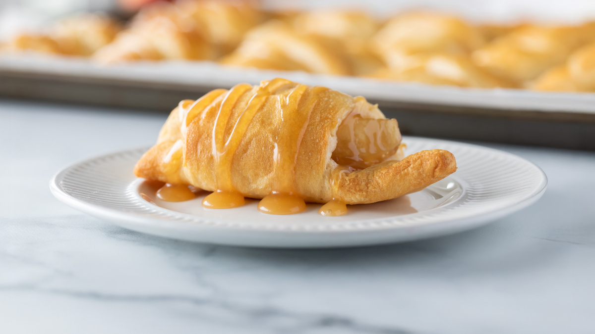 Хрустящие яблочные рогалики из слоеного теста, приготовленные в аэрогриле, с румяной корочкой.