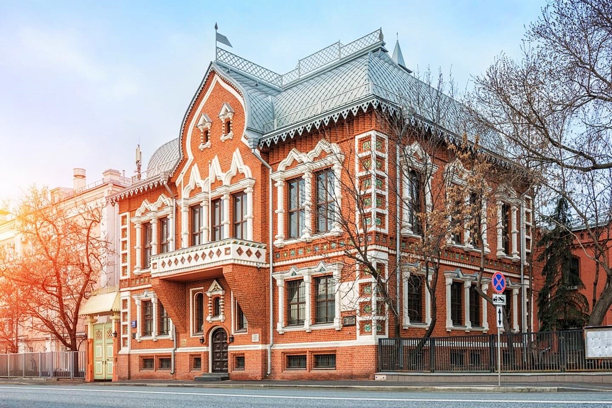 Особняки Москвы. Особняк Цветкова — русский теремок на Пречистенской набережной.