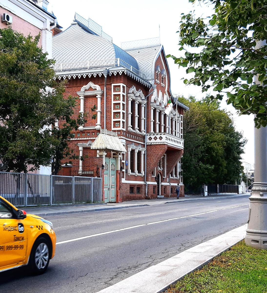 Особняки Москвы. Особняк Цветкова — русский теремок на Пречистенской набережной.