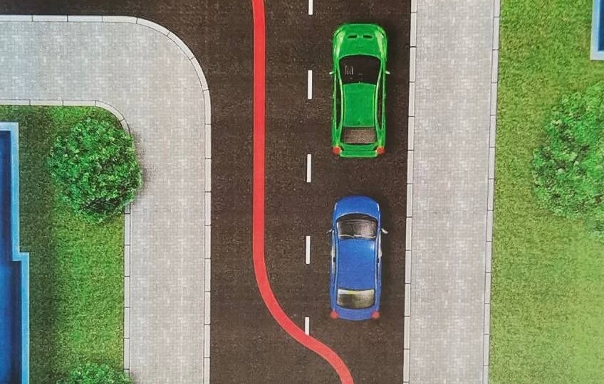 Закон ПДД один , а понимают его по разному. Вот и решайте как отвечать на экзамене по теории.