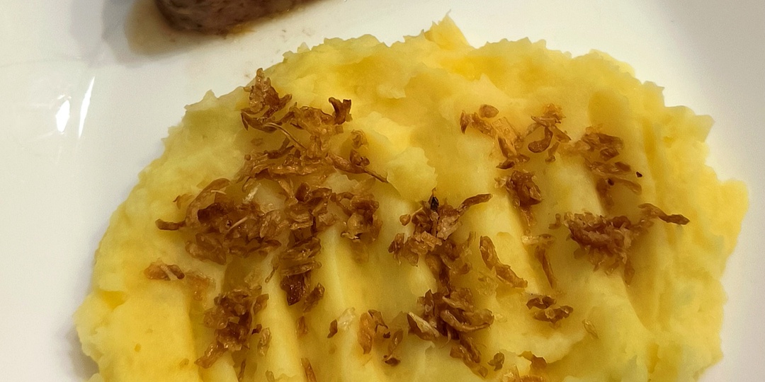 Мясной рулет, запечённый  в духовке.