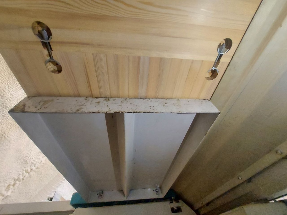 Стыковка цельноламельных мебельных щитов под прямым углом с помощью стяжек