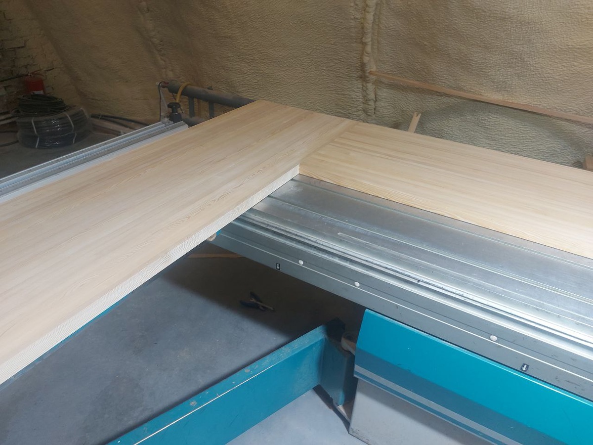 Стыковка цельноламельных мебельных щитов под прямым углом с помощью стяжек