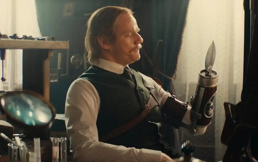    Вместо левой руки у героя Юрия Колокольникова – чудо-протез, заменяющий собой целый набор инструментов."Атмосфера кино"