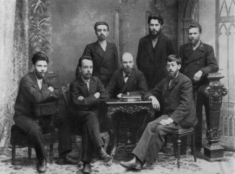 Владимир Ульянов (в центре) среди членов "Союза борьбы за освобождение рабочего класса", за участие в котором Владимира Ильича арестовали в 1895 году.