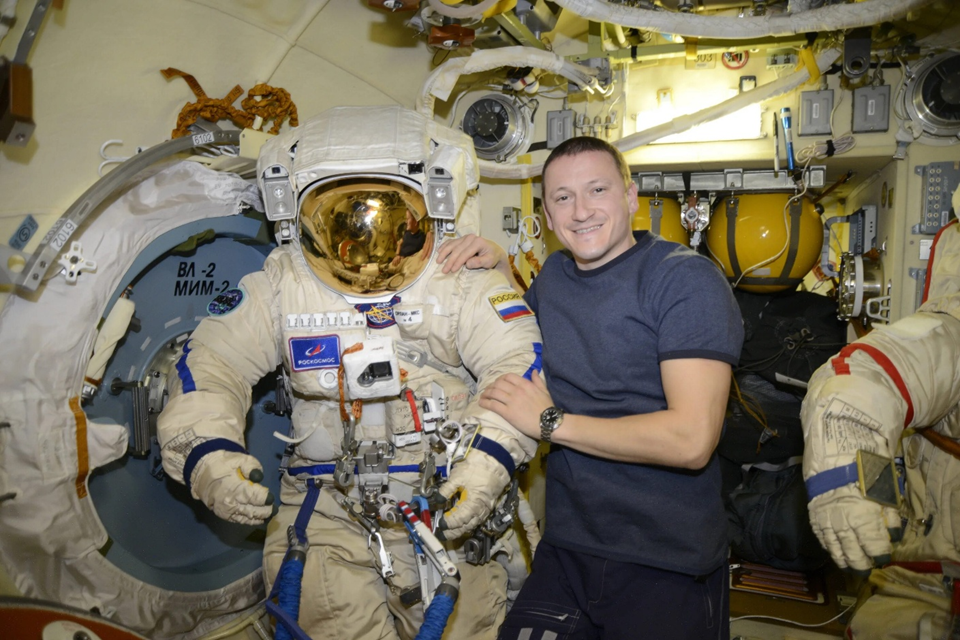 Сергей Кудь-Сверчков со скафандрами "Орлан-МКС" на станции. Фото: Роскосмос