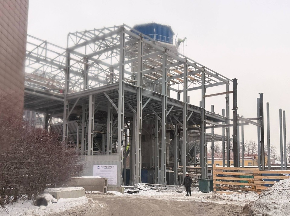    Территорию вглуби Ташкентской улицы огородили и взяли под охрану. Фото: t.me/podzemnik_spb