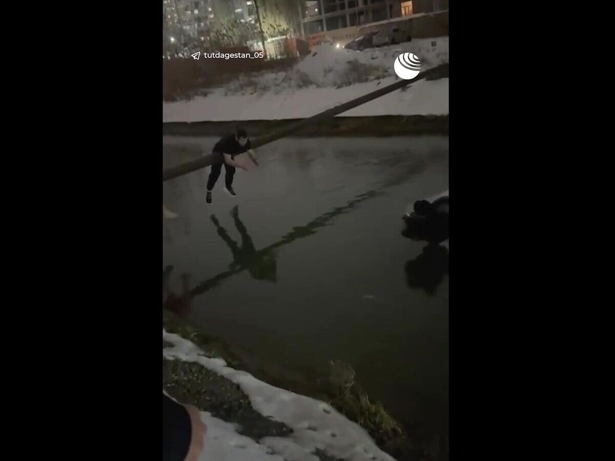    Спасение женщины с ребенком из тонущего автомобиля | © Соцсети