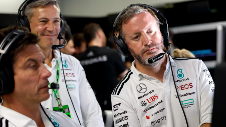 Во время Гран-при Брэдли обычно можно найти в боксах Mercedes вместе с боссом команды Тото Вольффом