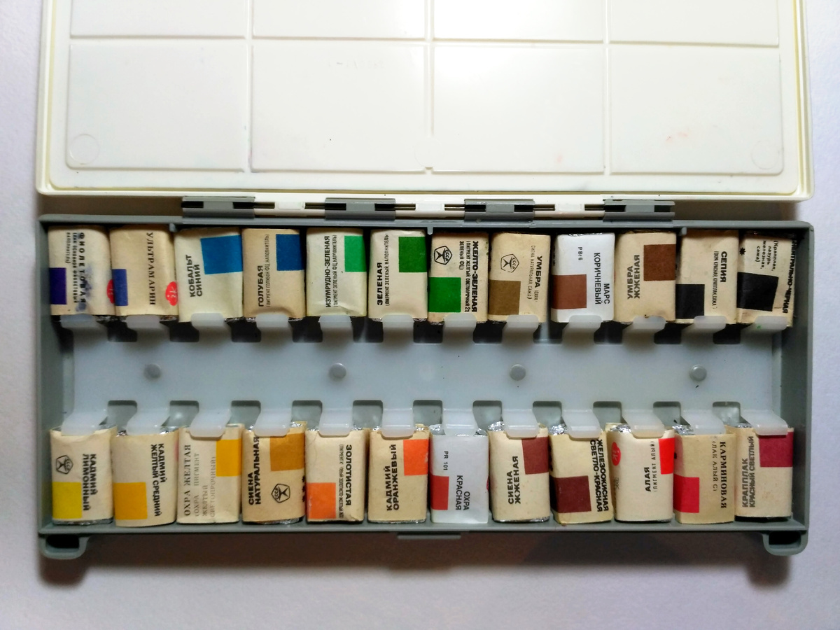 Стандартный набор ленинградской акварели. Вот такие продавались в 80-е. Состав набора был фиксированным. В принципе, какие-то ленинградские краски за пределами этого списка в 80-е в продаже не появлялись. Во всяком случае в магазинах «для всех».