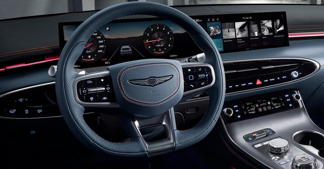 Оба монитора в Genesis могут перезагружаться на ходу, оставляя водителя без информации