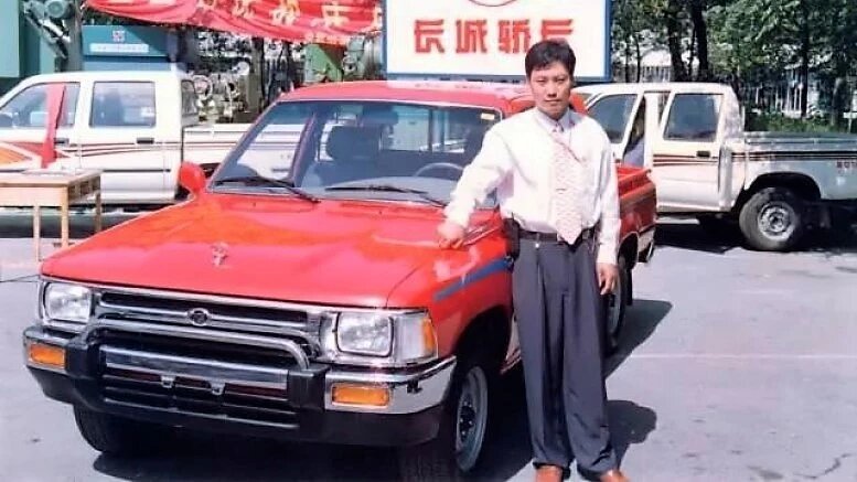 Юный Вэй Цзяньцзюнь перед одной из первых моделей GWM
