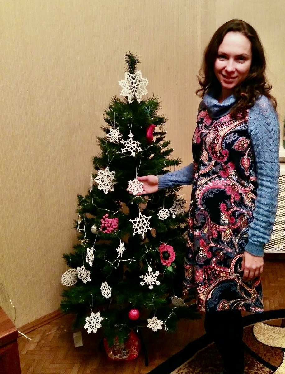 Именно тогда, лежа в больнице я начала вязать крючком свои новогодние снежинки 