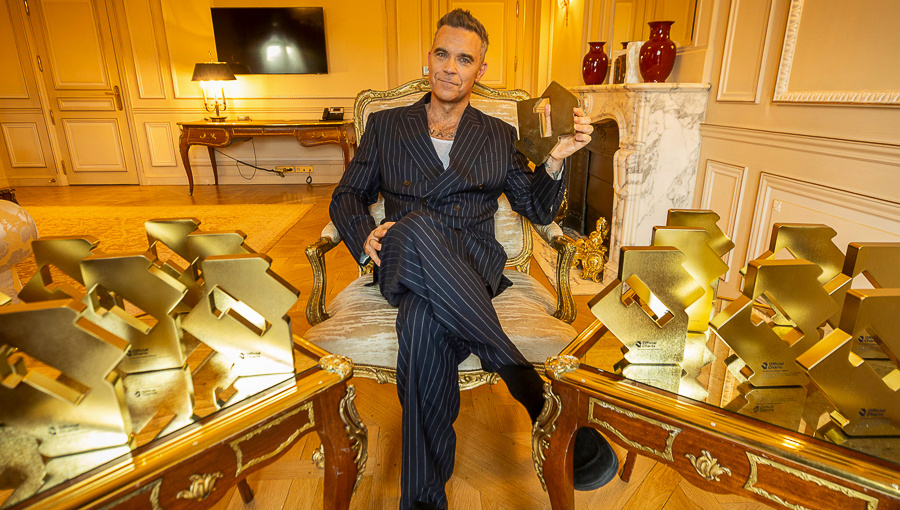 Переплюнул Beatles: Робби Уильямс побил рекорд британской четверки