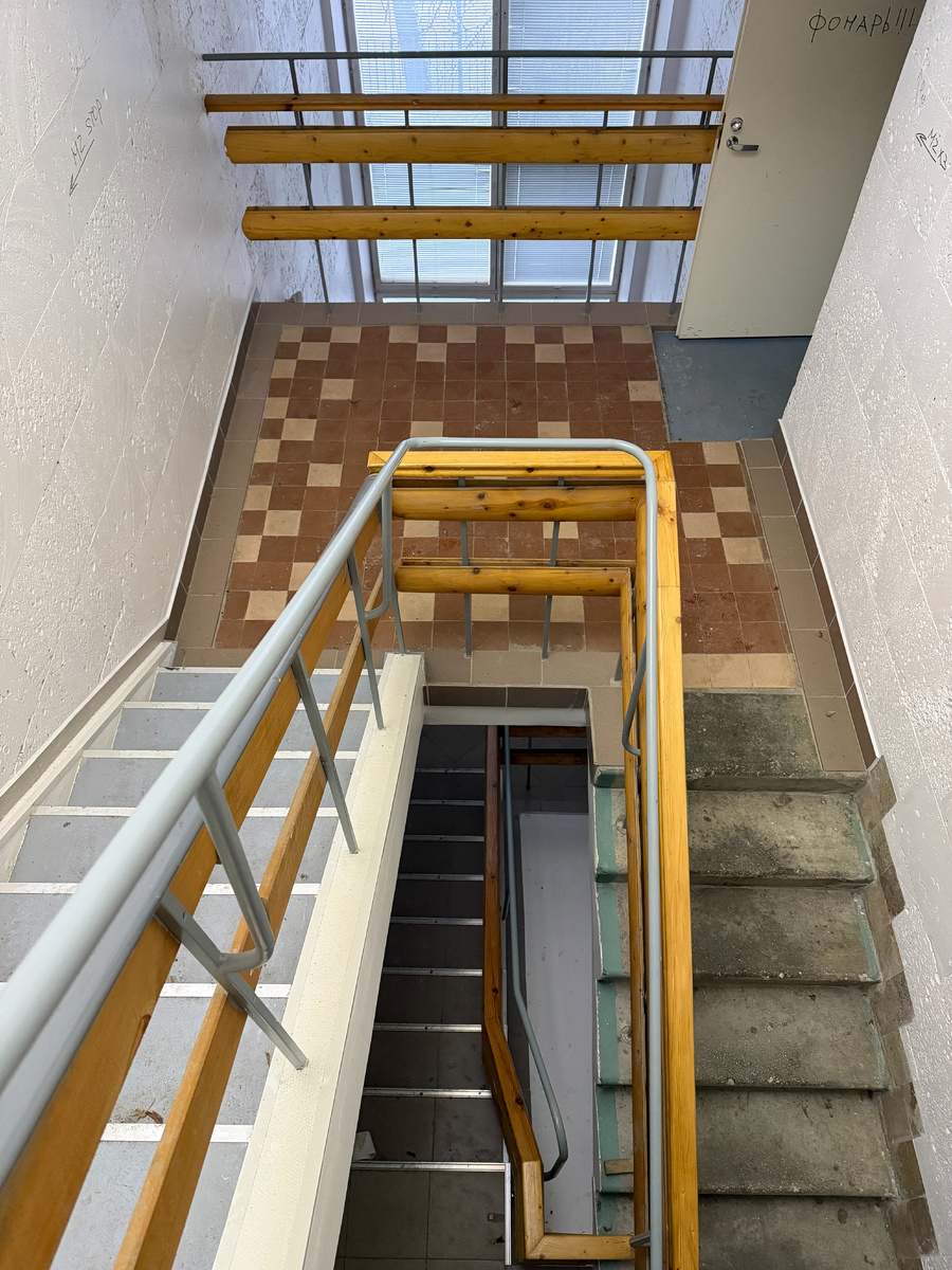 Лестница в обитель "Свидетелей"*