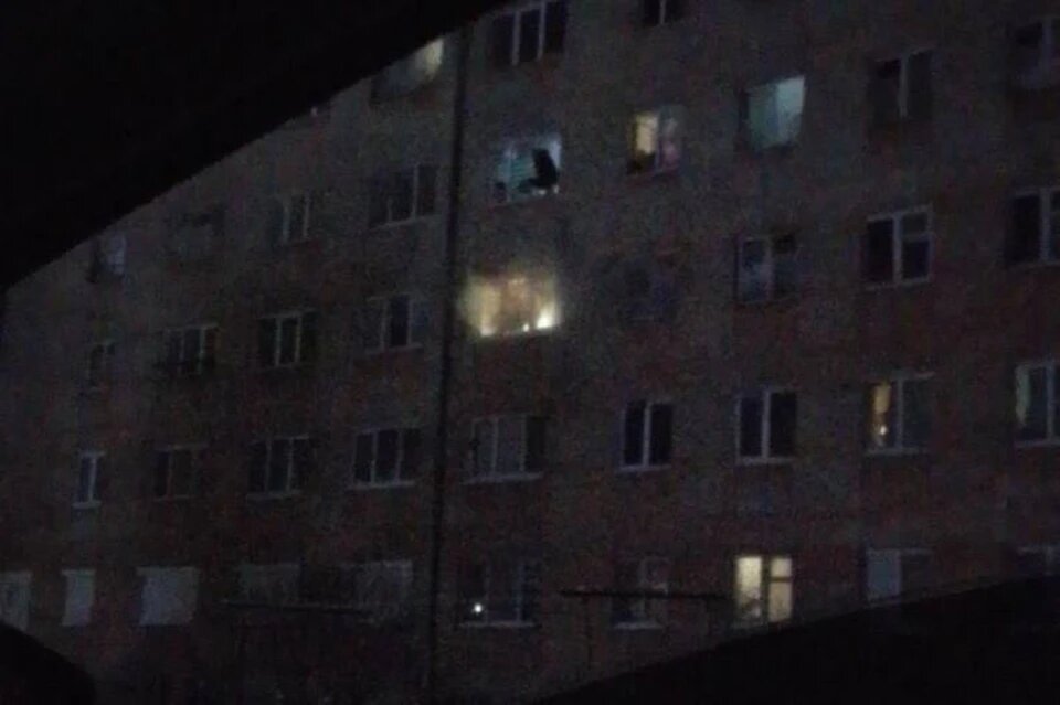    Мать выбросила младенца из окна горящего дома в Свердловской области