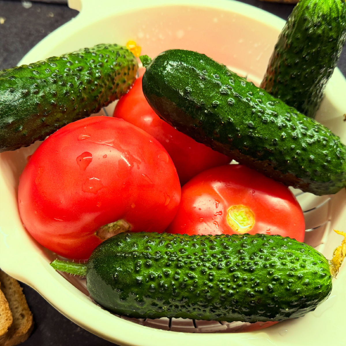 В моем личном ТОПе продуктов для снижения веса первые места занимают помидоры и огурцы. А у вас как?