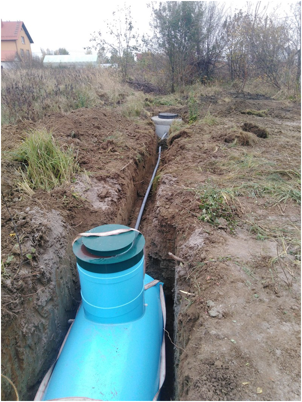 На фото видно, что установкой красивого ЛОС система не заканчивается – нужен дренажный колодец. Вот так он выглядит