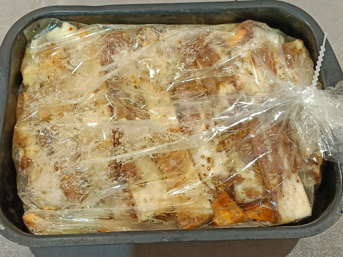 Внизу овощи, сверху рёбрышки.