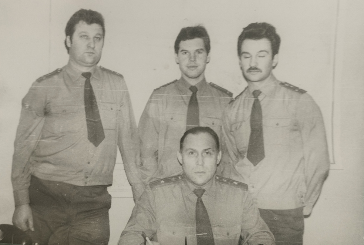 Ст. лейтент Старовойтов, лейтенант Сапожников, Ст. лейтенант Синаков, майор Симанков. Офицеры комендатуры ВОСО ж.д. станции Выборг в 1984 году.