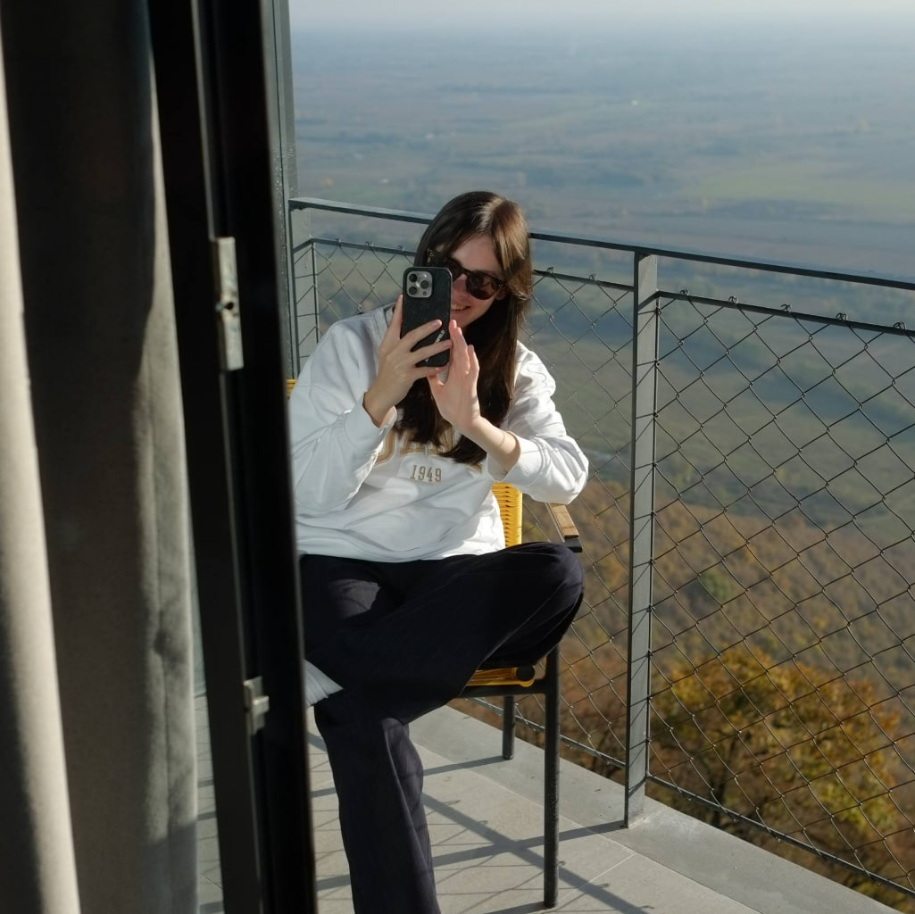 Полина, юрист. Мы с этой милой девушкой познакомились на менторской программе СПбГУ.