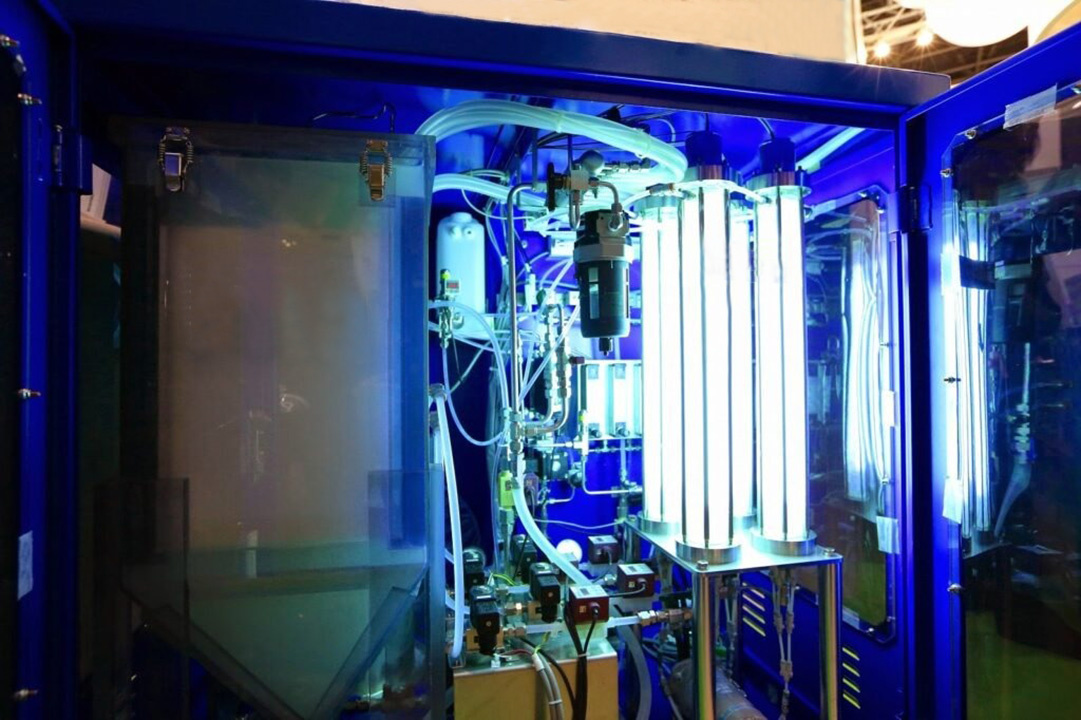 Установка фотокаталитической очистки воды. Катализатор - диоксид титана TiO2.