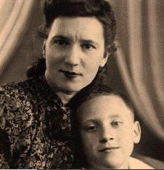 Владимир Высоцкий с матерью 