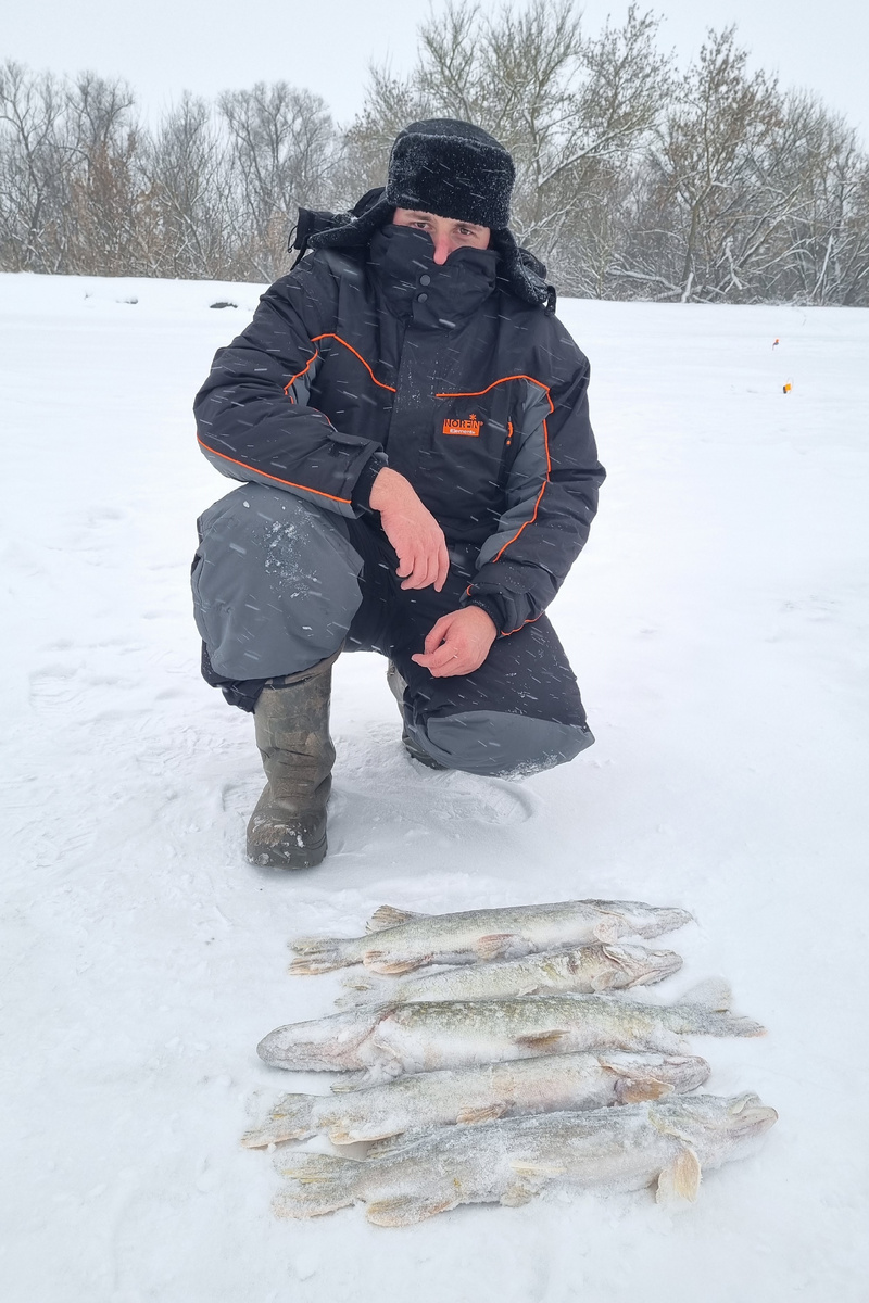 Несмотря на температуру -17 и порывистый ветер, ожидать поклёвок щуки было вполне комфортно