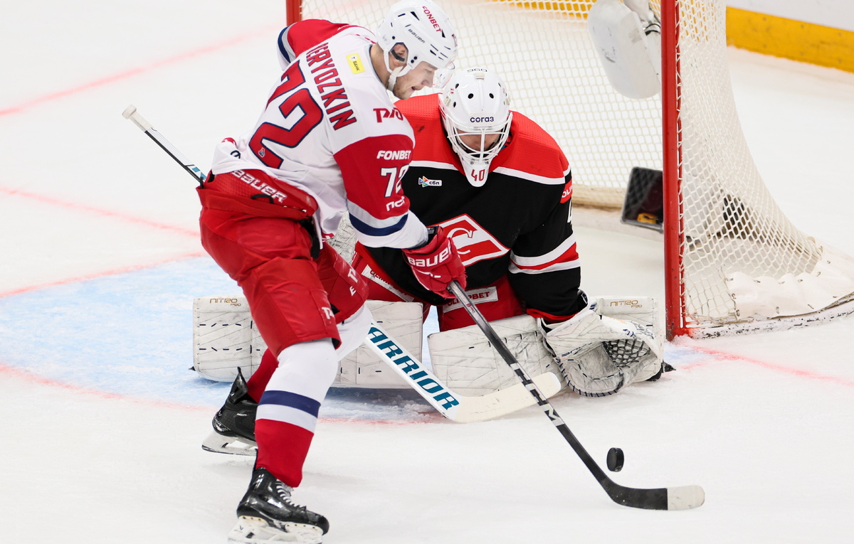    Нападающий "Локомотива" Максим Березкин и вратарь "Спартака" Александр Георгиев  Сергей Савостьянов/ТАСС