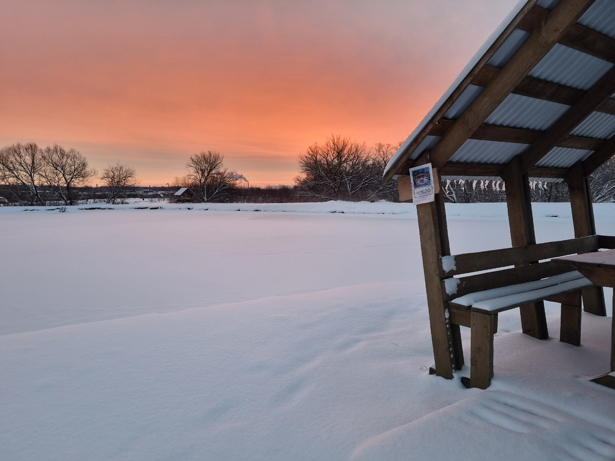 Передвижение по покрытому снегом льду на неизвестном водоёме сродни русской рулетке