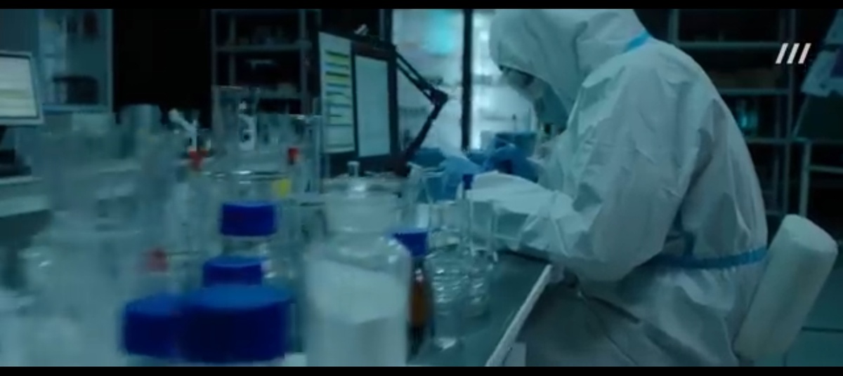  Лаборатория. Люди в белых скафандрах сидят за столами, что-то переливают, смотрят в мониторы. На стенах висят графики.