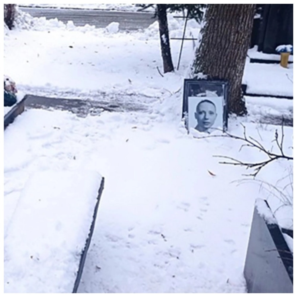 Могила сейчас. Портреты Инны Чуриковой и Глеба Панфилова воткнуты в снег у дерева. Один портрет заслоняет другой. Памятника на могиле актрисы нет.