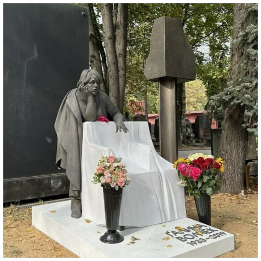 Участок Галины Волчек - там все чинно, стоят огромные корзины со свежими розами