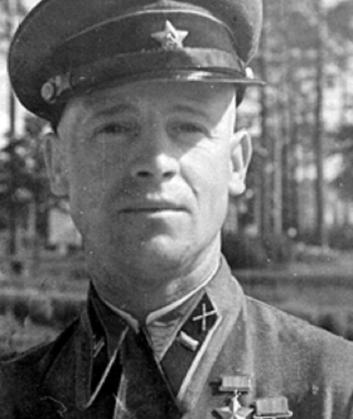 Николай Николаевич после того, как был удостоен звания Героя Советского Союза