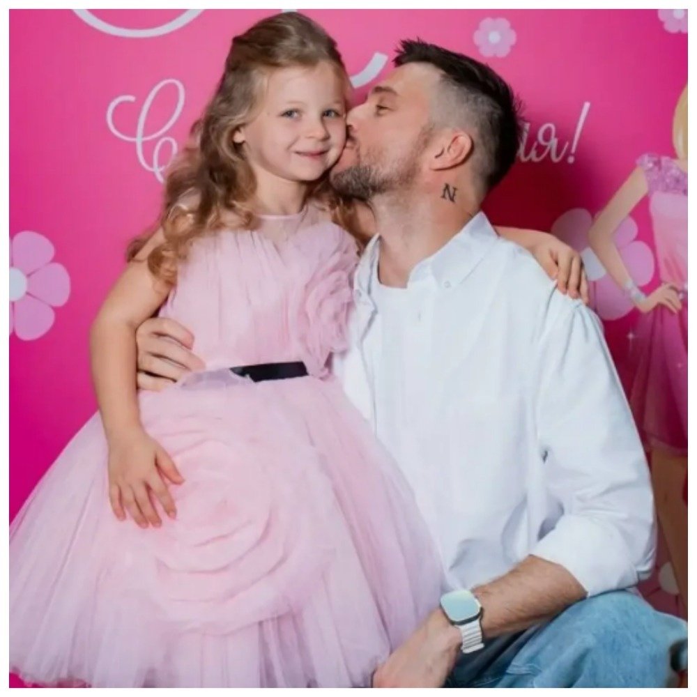  Сергей Лазарев решил умилить публику и вышел на сцену со своей очаровательной дочкой Анной