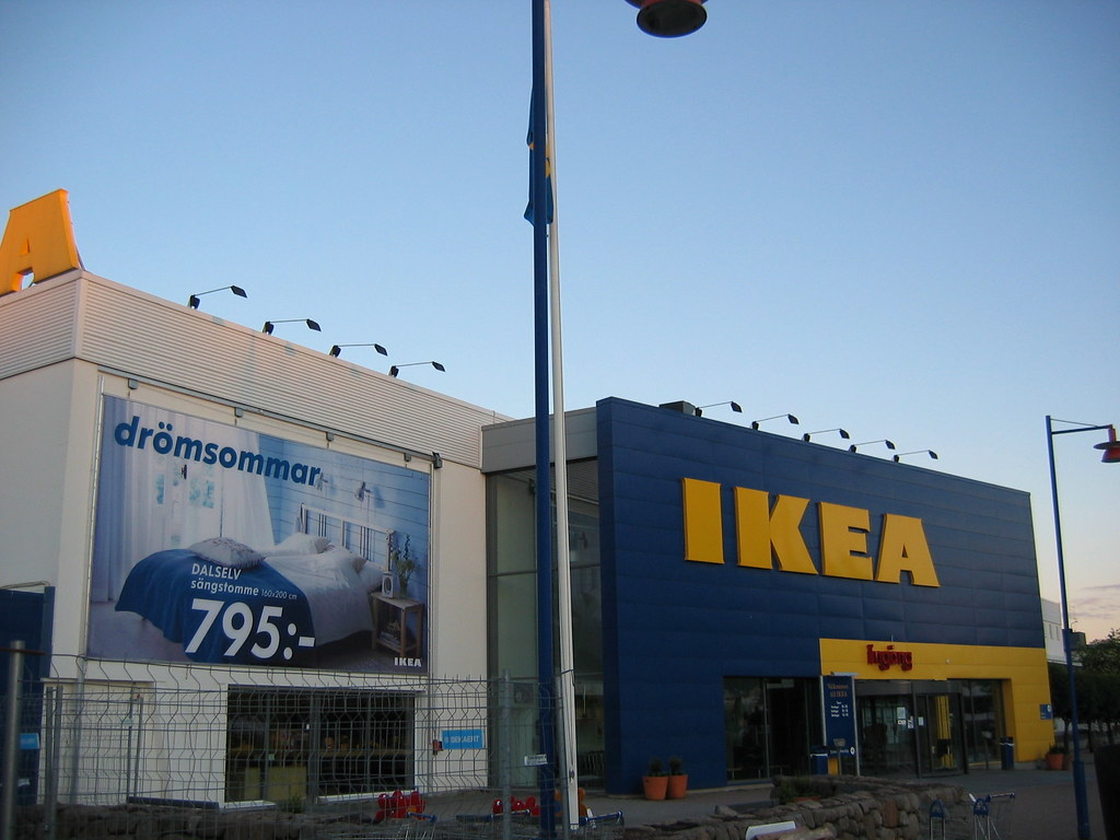 Первый магазин IKEA в Älmhult, Швеция, 1950-е годы — начало мебельной революции.