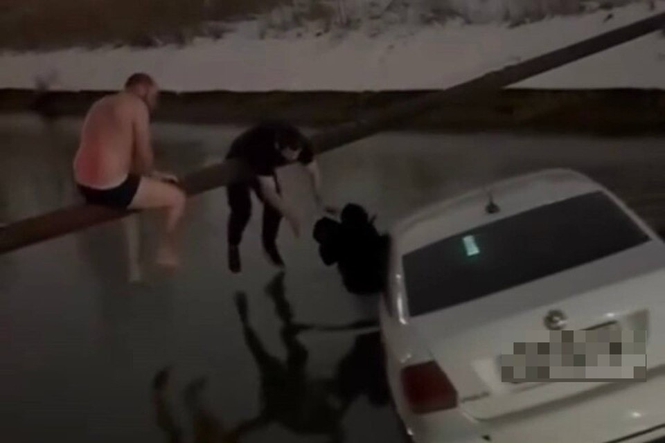    Водитель высунулся из окна и держал малыша над головой. Фото: кадр видео