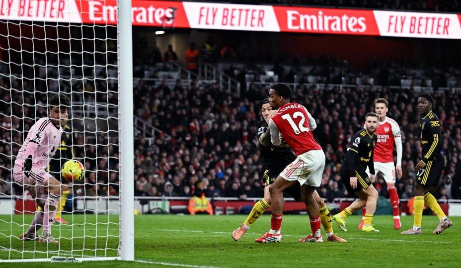    Лисандро Мартинес из «Манчестер Юнайтед» забил в свои ворота. Фото: Reuters