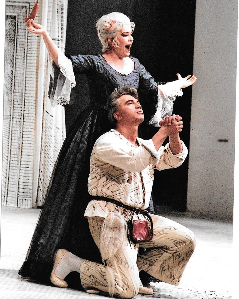 Берлин, 1994. Дмитрий Хворостовский в опере "Севильский Цирюльник". Источник: https://hvorostovsky.org/%D1%84%D0%BE%D1%82%D0%BE-%D0%BE%D0%BF%D0%B5%D1%80%D1%8B-%D1%81%D0%B5%D0%B2%D0%B8%D0%BB%D1%8C%D1%81%D0%BA%D0%B8%D0%B9-%D1%86%D0%B8%D1%80%D1%8E%D0%BB%D1%8C%D0%BD%D0%B8%D0%BA/