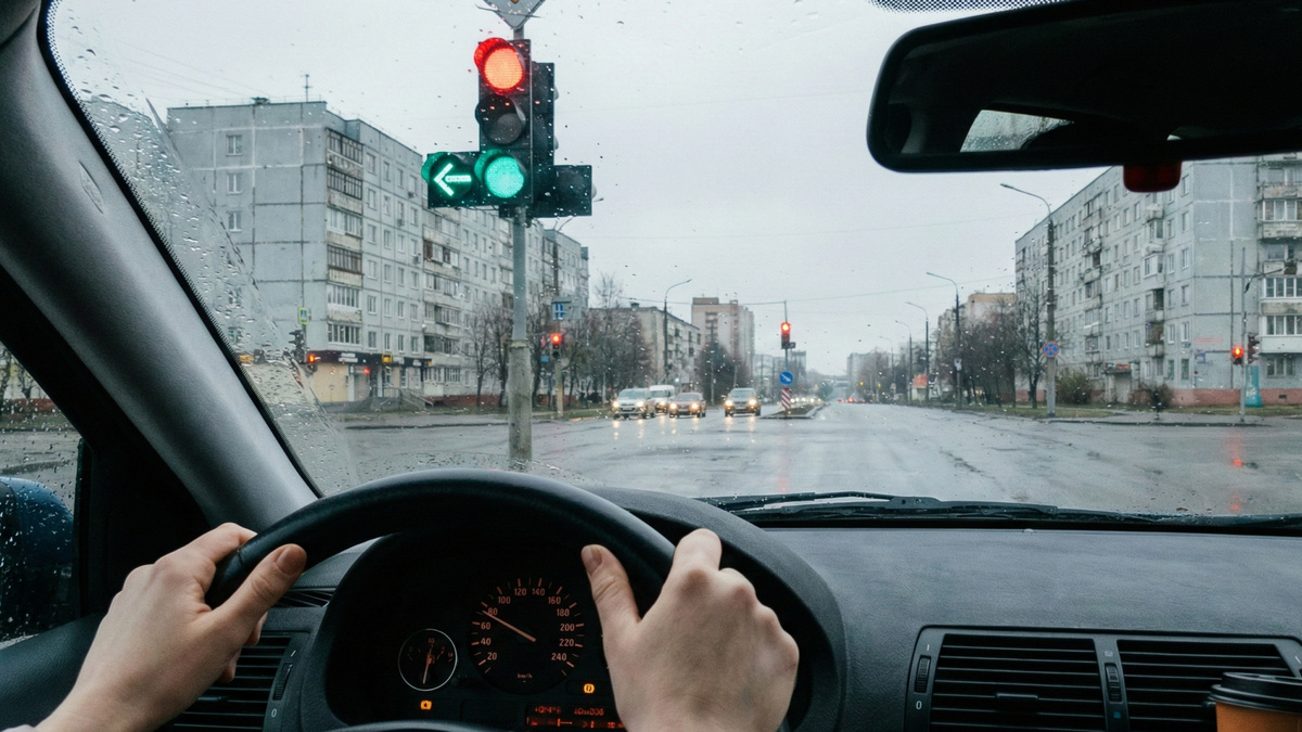 Я узнала его издалека. Светофор. Поворот налево через встречную полосу. Здесь грузовик сбил Виктора.