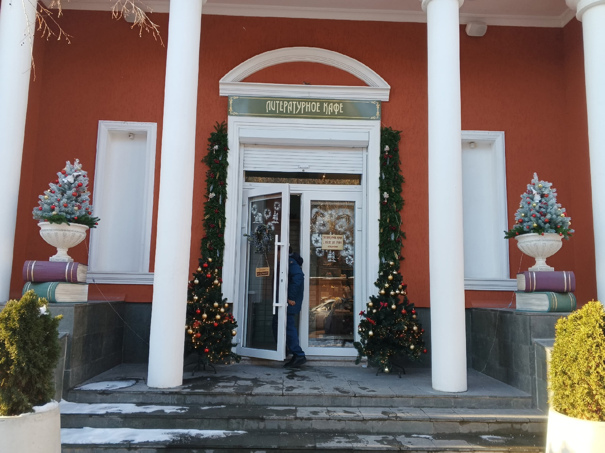 Вход в кафе. Фото Галины Малышевой.